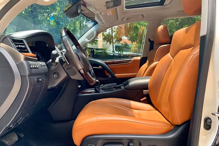 Xe được tích hợp hệ thống đèn LED chiếu sáng khu vực để chân và mở cửa tự động khi chạm vào tay nắm. Nội thất sang trọng hơn với chất liệu da và gỗ cao cấp Shimamoku kết hợp với ánh sáng trắng dịu nhẹ của đèn LED và hệ thống chiếu sáng xung quanh tích hợp. 