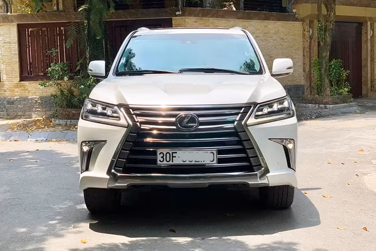 Mới đây, chiếc xe sang Lexus LX570 đời 2016 phiên bản nhập Trung Đông, tức là đã 4 năm tuổi đời và đã chạy được khoảng 25.000 km và đang được rao bán trên sàn xe cũ. Chiếc xe mang biển số Hà Nội sở hữu ngoại thất màu trắng và nội thất màu nâu vẫn còn khá nguyên bản.