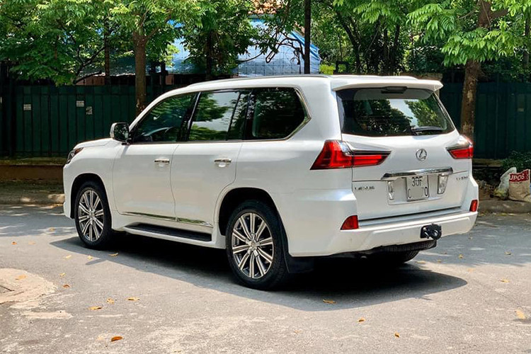 Mẫu xe SUV đắt nhất Việt Nam tại thời điểm ra mắt trang bị động cơ xăng V-8 5.7L công suất cực đại 367 mã lực tại 5600 vòng/phút, mô-men xoắn cực đại 530 Nm tại 3200 vòng/phút. Động cơ này đi kèm hộp số tự động 8 cấp, lượng tiêu thụ nhiên liệu trung bình khoảng 12,1 lít/100km trên điều kiện đường chuẩn (theo thông tin từ nhà sản xuất). 
