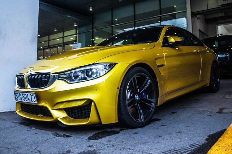 Mẫu xe BMW M4 F82 tính đến này mới chỉ có khoảng 5 chiếc được đưa về nước và 2 trong số đó mang ngoại thất vàng Austin khá độc đáo. Mẫu xe thể thao hiệu suất cao này, hiện đang được chủ nhân tại TP HCM rao bán sau chưa đầy 1 năm trải nghiệm.