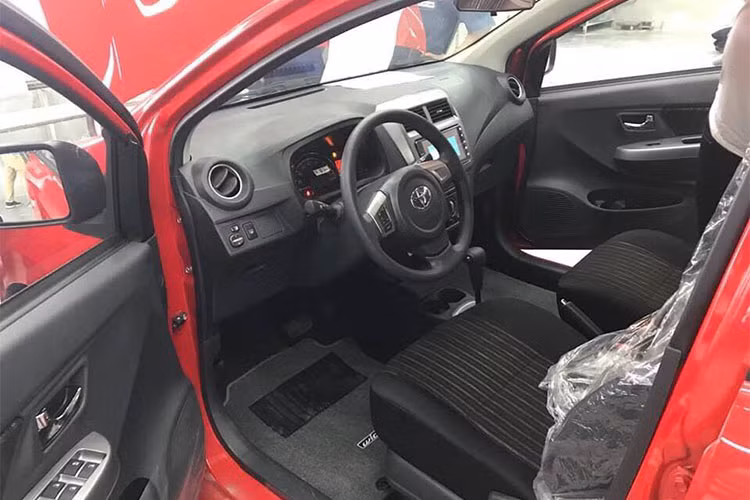 bên trong mẫu xe cỡ nhỏ Toyota Wigo mới này sẽ có khoảng rộng để chân và khoảng trần xe rộng nhất phân khúc. Bên trong nội thất, là mẫu xe giá rẻ nên các chi tiết chủ yếu được làm từ nhựa cứng và nỉ. Bộ ghế nỉ cũng có thiết kế mới và một phần mặt cửa cũng được trang bị chất liệu này. 