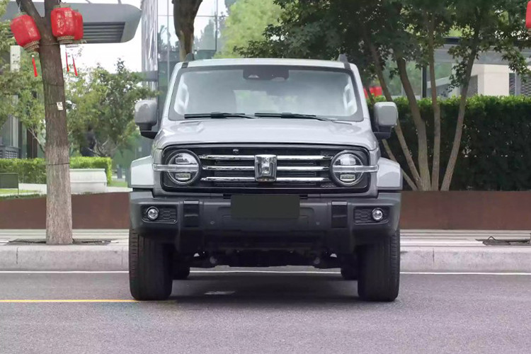 Theo thông tin từ tư vấn bán hàng, Tank 300 về Việt Nam sẽ có hai phiên bản với mức giá lần lượt là 1,5 tỷ đồng và 1,8 tỷ đồng. So với các đối thủ như Kia Sorento hay Hyundai SantaFe, mức giá của Tank 300 cao hơn đáng kể khiến mẫu xe trở thành lựa chọn cao cấp trong phân khúc SUV tầm trung. 