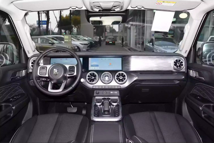 Trái ngược với vẻ ngoài cổ điển, nội thất của Tank 300 mang phong cách hiện đại và cao cấp. Nếu giống các phiên bản tại Trung Quốc, Thái Lan hay Úc, mẫu xe sẽ được trang bị: màn hình 12,3 inch hiển thị thông tin giải trí và cụm đồng hồ kỹ thuật số. Ngoài ra, xe còn có cửa gió dạng tuabin. 