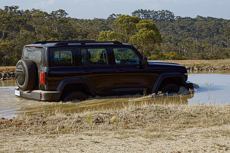 Tank 300 còn gây ấn tượng với khoảng sáng gầm 225 mm cho khả năng lội nước lên đến 700 mm, một thông số vượt trội so với nhiều đối thủ cùng phân khúc. Với mức giá từ 1,5 tỷ đồng, Tank 300 định vị mình như một mẫu SUV cao cấp trong phân khúc tầm trung, nhắm đến nhóm khách hàng tìm kiếm sự khác biệt và khả năng off-road mạnh mẽ.