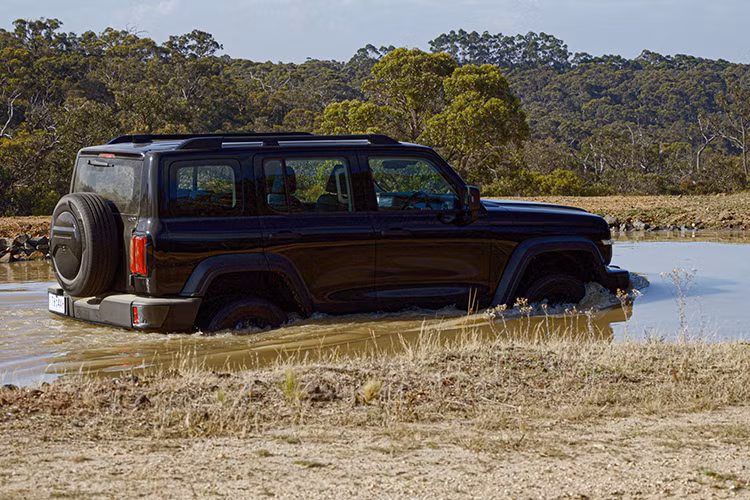 Tank 300 còn gây ấn tượng với khoảng sáng gầm 225 mm cho khả năng lội nước lên đến 700 mm, một thông số vượt trội so với nhiều đối thủ cùng phân khúc. Với mức giá từ 1,5 tỷ đồng, Tank 300 định vị mình như một mẫu SUV cao cấp trong phân khúc tầm trung, nhắm đến nhóm khách hàng tìm kiếm sự khác biệt và khả năng off-road mạnh mẽ.