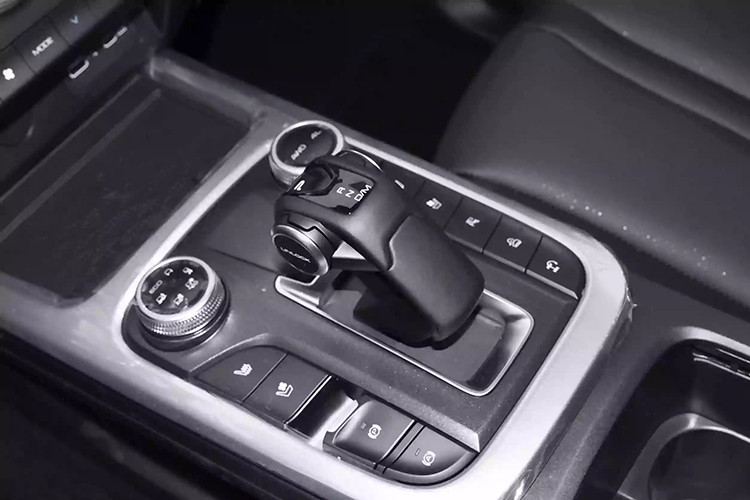 Fanpage của GWM Quảng Ninh xác nhận rằng Tank 300 sẽ được trang bị động cơ xăng 2.0L tăng áp, sản sinh công suất 227 mã lực và mô-men xoắn 387 Nm kết hợp với hệ dẫn động 4 bánh toàn thời gian. Với sức mạnh này, Tank 300 được đánh giá sẽ đáp ứng tốt các nhu cầu di chuyển trong đô thị và trên các cung đường địa hình khó.