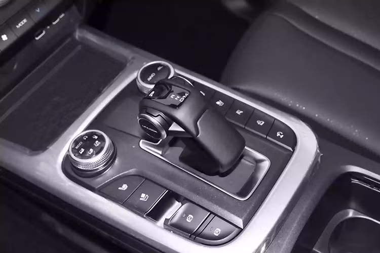 Fanpage của GWM Quảng Ninh xác nhận rằng Tank 300 sẽ được trang bị động cơ xăng 2.0L tăng áp, sản sinh công suất 227 mã lực và mô-men xoắn 387 Nm kết hợp với hệ dẫn động 4 bánh toàn thời gian. Với sức mạnh này, Tank 300 được đánh giá sẽ đáp ứng tốt các nhu cầu di chuyển trong đô thị và trên các cung đường địa hình khó.