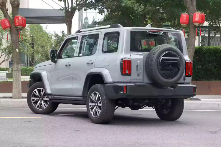 Tuy nhiên, điểm khác biệt lớn nhất của mẫu xe này nằm ở kiểu dáng vuông vức và phong cách cổ điển, đặc biệt với bánh dự phòng gắn sau. Thiết kế này gợi nhớ đến các dòng xe đi địa hình như Suzuki Jimny hay Toyota Land Cruiser Prado.