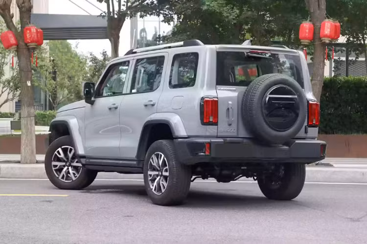 Tuy nhiên, điểm khác biệt lớn nhất của mẫu xe này nằm ở kiểu dáng vuông vức và phong cách cổ điển, đặc biệt với bánh dự phòng gắn sau. Thiết kế này gợi nhớ đến các dòng xe đi địa hình như Suzuki Jimny hay Toyota Land Cruiser Prado.