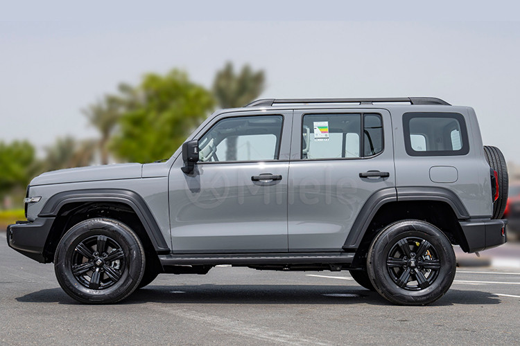 Về ngoại hình, mẫu xe SUV Tank 300 của GWM sở hữu kích thước tổng thể dài 4.760 mm, rộng 1.930 mm và trục cơ sở 2.750 mm, khá tương đồng với Hyundai SantaFe hay Kia Sorento.