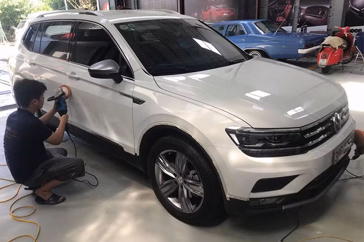 Thân xe với các đường vuốt nhẹ nhàng đầy cá tính, mọt đường kẻ chỉ kim loại sáng bóng cũng xuất hiên bao quanh thân xe. Tiguan Allspace sở hữu bộ mâm đúc hợp kim nhôm 19-inch 5 chấu “Victoria Falls” thiết kế đồng điệu với phần thân xe kéo dài với hốc bánh xe đầy mạnh mẽ.