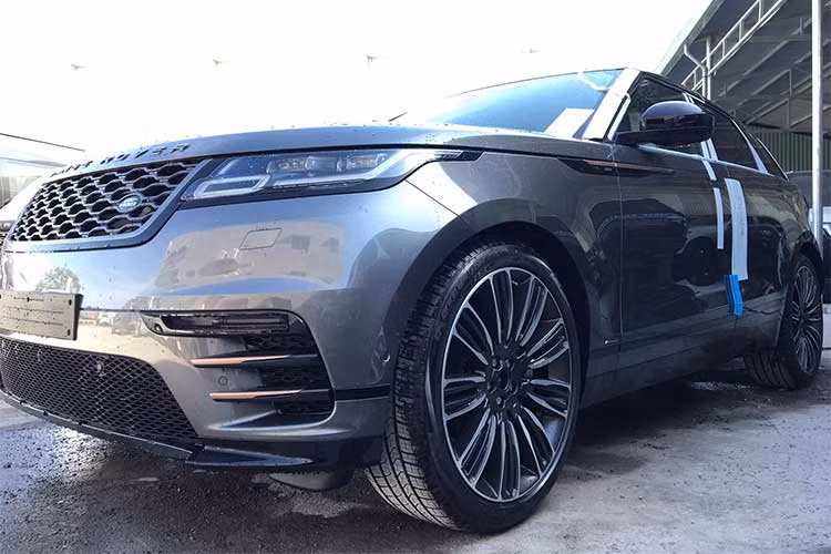 Theo nhân viên kinh doanh tại Jaguar Land Rover Việt Nam đã xác nhận việc chiếc xe SUV hạng sang này đã cập bến Việt Nam. Xe đã được làm thủ tục nhập khẩu từ trước khi chính sách của Nghị định 116 có hiệu lực. Đây cũng là chiếc xe bản First Edition đầu tiên về nước.