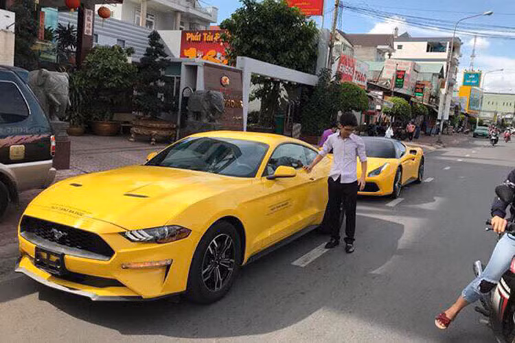 Sau khi tậu siêu xe Ferrari 488 GTB, mới đây doanh nhân tại Bình Dương tiếp tục gây thêm sự chú ý khi mua chiếc xe Ford Mustang 2018 thứ 2 tại Việt Nam. Chiếc xe thể thao này được đại gia trẻ tuổi mua từ một công ty nhập khẩu tư nhân tại Hà Nội và mới được bàn giao cho chủ nhân vào chiều ngày 3/7/2018 vừa qua.
