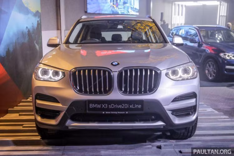Tại Malaysia, giá xe BMW X3 sDrive20i xLine 2021 bán ra từ 270.934 RM (1,5 tỷ đồng), rẻ hơn khoảng 98 triệu đồng so với biến thể xDrive30i Luxury. Giá này đi kèm với chế độ bảo hành 2 năm tiêu chuẩn. Tuy nhiên, nếu chọn chế độ bảo hành mở rộng (5 năm/không giới hạn số km) và gói dịch vụ (5 năm/100.000 km), mức giá sẽ là 286.674 RM (1,6 tỷ đồng).