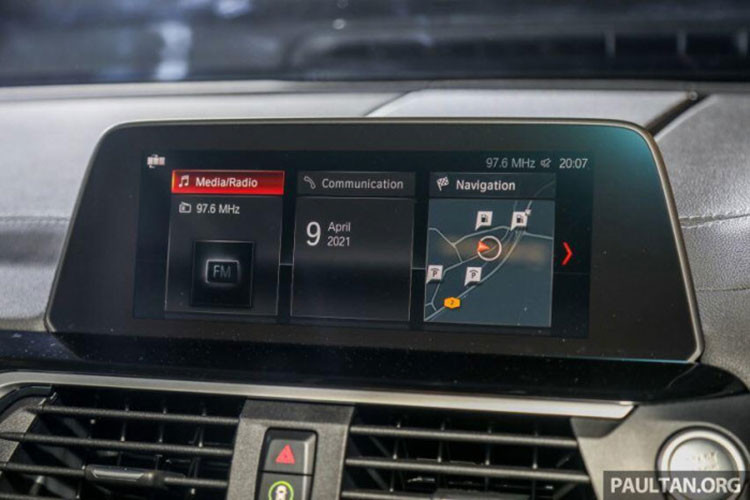 Đối với hỗ trợ lái xe, BMW X3 sDrive20i xLine 2021 mới bao gồm cả bộ hỗ trợ đỗ xe và hỗ trợ lái xe (bao gồm các chức năng như cảnh báo chệch làn đường, cảnh báo chuyển làn, cảnh báo va chạm phía trước, cảnh báo giao thông cắt ngang và ngăn ngừa va chạm phía sau). 