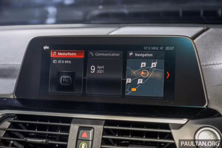 Đối với hỗ trợ lái xe, BMW X3 sDrive20i xLine 2021 mới bao gồm cả bộ hỗ trợ đỗ xe và hỗ trợ lái xe (bao gồm các chức năng như cảnh báo chệch làn đường, cảnh báo chuyển làn, cảnh báo va chạm phía trước, cảnh báo giao thông cắt ngang và ngăn ngừa va chạm phía sau). 