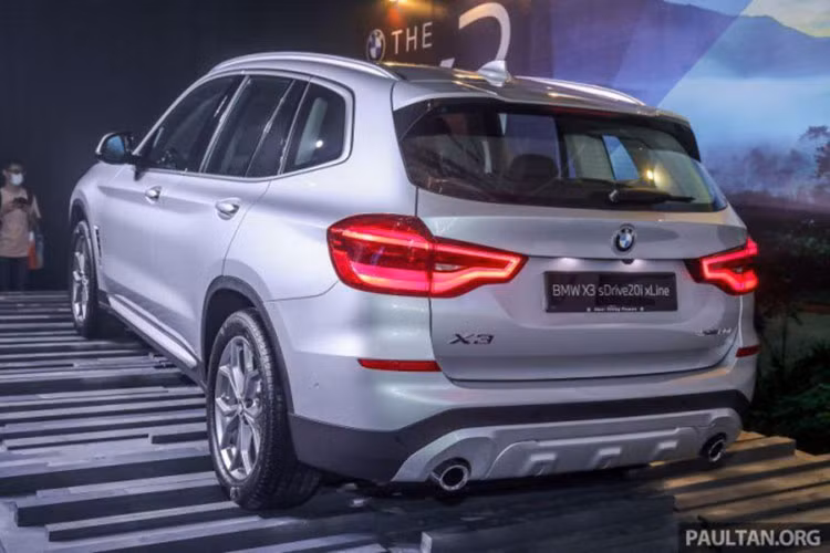 Tại Malaysia, xe có 4 màu sắc là Alpine White, Glacier Silver, Black Sapphire và Phytonic Blue. Tất cả đều được kết hợp với bọc da Vernasca màu đen. Mâm xe vẫn là dạng 5 chấu cỡ 19 inch, các chi tiết ở phần đuôi vẫn là đèn hậu LED được thiết kế tạo hiệu ứng thị giác 3D đẹp mắt.