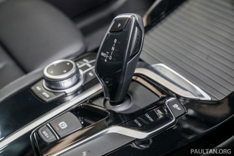 Dưới nắp ca-pô, mẫu xe BMW X3 sDrive20i xLine mới được trang bị động cơ xăng tăng áp 2 lít 4 xi-lanh với công suất 181 mã lực ở dải vòng tua 5.000-6.500 vòng/phút và mô-men xoắn 300 Nm ở dải vòng tua 1.350-4.000 vòng/phút. Đáng chú ý, xe không có hệ dẫn động 4 bánh mà thay vào đó là hệ dẫn động cầu sau và hộp số tự động Steptronic 8 cấp.