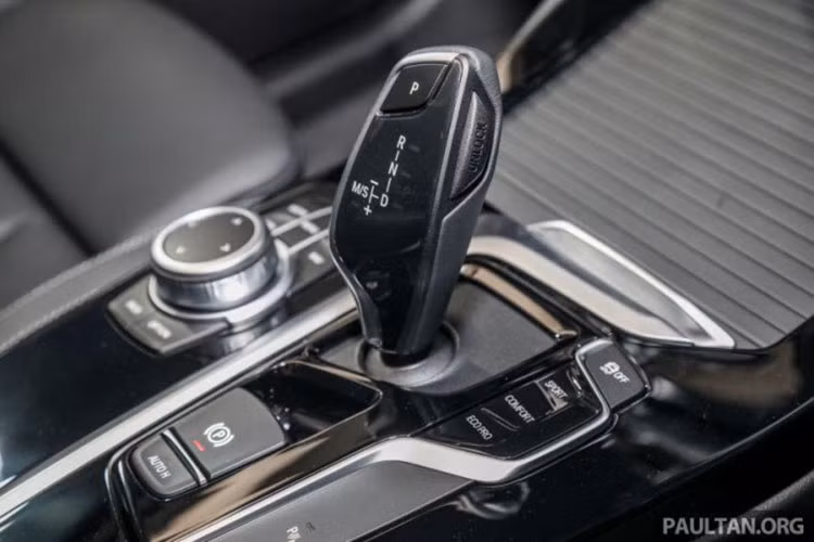 Dưới nắp ca-pô, mẫu xe BMW X3 sDrive20i xLine mới được trang bị động cơ xăng tăng áp 2 lít 4 xi-lanh với công suất 181 mã lực ở dải vòng tua 5.000-6.500 vòng/phút và mô-men xoắn 300 Nm ở dải vòng tua 1.350-4.000 vòng/phút. Đáng chú ý, xe không có hệ dẫn động 4 bánh mà thay vào đó là hệ dẫn động cầu sau và hộp số tự động Steptronic 8 cấp.