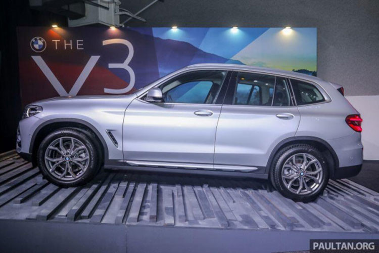 Về ngoại hình, BMW X3 sDrive20i xLine 2021 mới có gói ngoại thất xLine, tương tự như kiểu dáng của Luxury Line, nhưng loại bỏ crom trên lưới tản nhiệt hình quả thận, tấm trượt, khe hút gió phía trước, viền cửa sổ, tấm ốp bậc lên xuống. Thay vào đó, được hoàn thiện mới lớp kim loại mờ Glacier Silver. Ngoài ra còn có gói BMW Individual Exterior Line Aluminium Satinated (đã bao gồm đường ray trên nóc xe).