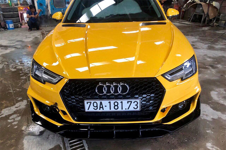 Đèn pha trên mẫu xe sang Audi A4 độ này vẫn được giữ nguyên bản vì vốn đã rất đẹp và công nghệ hiện đại. Lưới tản nhiệt của A4 tiêu chuẩn là dạng các thanh ngang và khung viền lục giác mạ chrome bóng. Tuy nhiên bản độ đã được thay thế lưới tản nhiệt “hàng thửa” dạng mạng lưới theo kiểu lưới tản nhiệt của RS 5, và được sơn đen làm tăng vẻ mạnh mẽ.