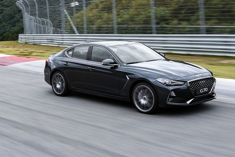 Mẫu xe sang Genesis G70 phiên bản 2019 sẽ có mặt tại các đại lý của Hyundai tại thị trường Mỹ ngay trong hè 2018 này. Phiên bản G70 Advanced 2.0T 2019 có ngoại thất thể thao sành điệu, trang bị đèn LED chạy ban ngày, đèn hậu LED và bộ mâm hợp kim 18 inch khỏe khoắn.