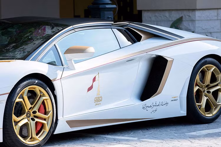 Nhưng có vẻ chưa hài lòng ở mức độ này, chủ nhân của chiếc siêu xe là một đại gia có tiếng tại Qatar đã quyết định phải nâng tầm đẳng cấp của siêu xe này lên cao hơn một bậc - mạ siêu xe bằng vàng thật.