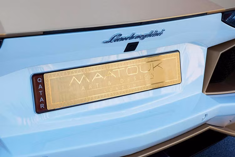 Tất cả các chi tiết được Maatouk Design London độ lại đều sở hữu độ tinh tế và tính thẩm mỹ cực cao. Ngay cả bảng số cũng được làm từ một miếng vàng thật ghi tên của thương hiệu độ xe london.