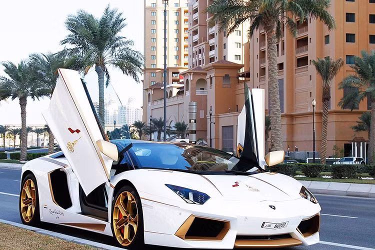 Chiếc siêu xe Lamborghini Aventador này thừa khả năng lọt vào danh sách những mẫu xe độc nhất thế giới. Nó sở hữu nhiều chi tiết làm bằng vàng thật lên đến hàng chục kg và chỉ có duy nhất 1 phiên bản được tạo ra, thuộc quyền sở hữu của một đại gia Qatar.