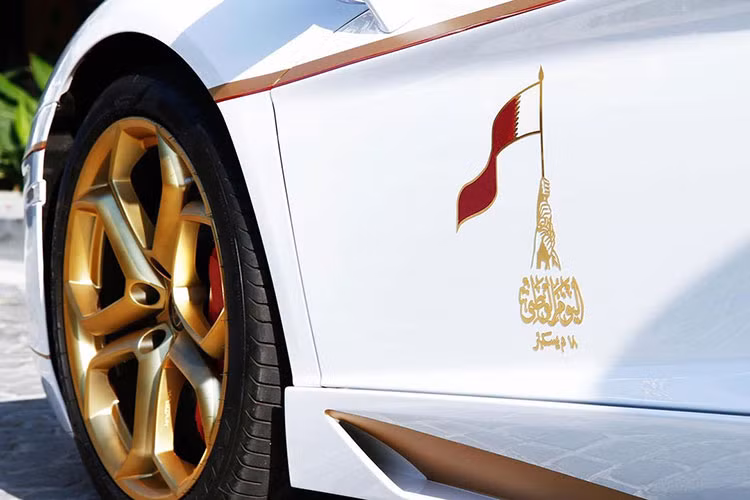 Chiếc siêu xe đã được một hãng độ nổi tiếng mang tên Maatouk Design tại thủ đô London hoàn thiện và mang một tên gọi mới - Lamborghini Aventador LP700-4 Roadster National Day Golden Limited Edition.