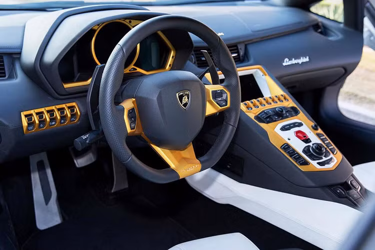 Bên trong nội thất của chiếc siêu xe Lamborghini này cũng có nhiều chi tiết làm từ vàng thật như bậc cửa lên xuống, nút bấm điều khiển, chấu vô-lăng và khu vực xung quanh tay nắm cửa...