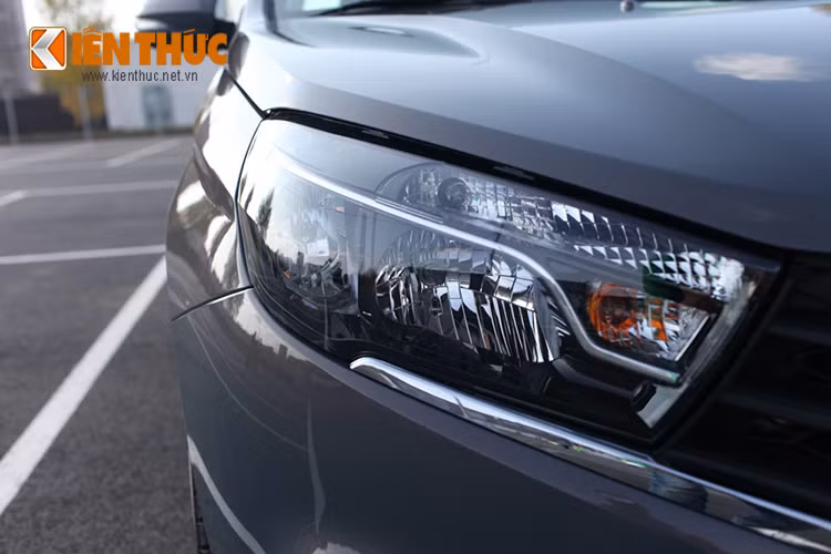 Mặt trước của xe được thiết kế thể thao với cụm đèn pha đa dạng cùng những đường chỉ crom khá ấn tượng.