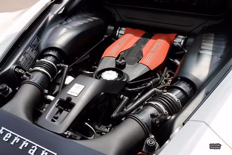 Ferrari 488 GTB cũng là chiếc Ferrari thứ 2 sử dụng động cơ tăng áp được đặt ở phía sau. Chiếc đầu tiên dùng loại động cơ này là California T. Ưu điểm của loại động cơ này là dung tích nhỏ, tiêu hao ít nhiên liệu và công suất mạnh hơn.