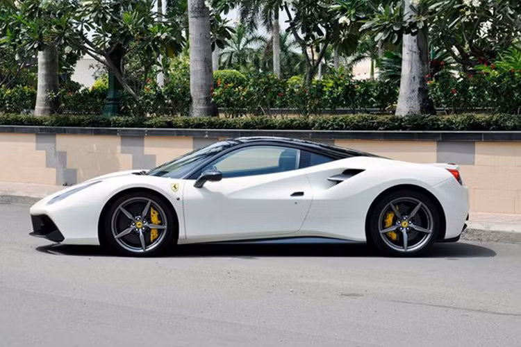 Ferrari 488 GTB là mẫu xe thay thế đàn anh 458 Italia. Về thiết kế tổng thể, chiếc siêu xe 488 GTB có ngoại hình khoẻ khoắn và được hãng xe Ý gọt bỏ bớt những đường cong mềm mại như đàn anh 458 Italia. Thay vào đó là những nét cắt thẳng đứng đầy góc cạnh.