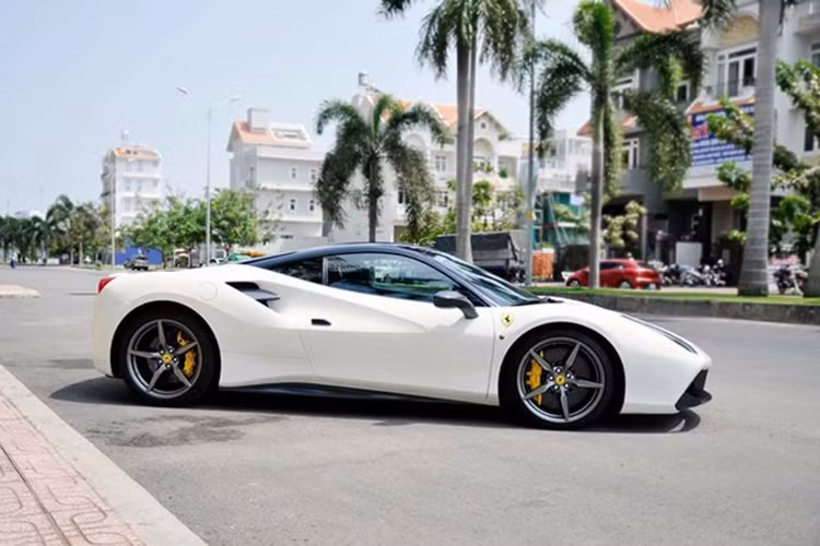 Tại Mỹ, Ferrari 488 GTB có giá 242.000 USD, tương đương với giá của "đàn anh" 458 Italia thời mới được giới thiệu. Mức giá của mẫu siêu xe này tại thị trường Việt Nam thường được các đại lý không chính hãng đưa ra, sau khi chịu các khoản thuế và phí sẽ lên đến hơn 15,5 tỷ đồng. Với chiếc xe "hàng lướt" này, đây là mức giá hợp lý cho các đại gia trẻ tuổi.