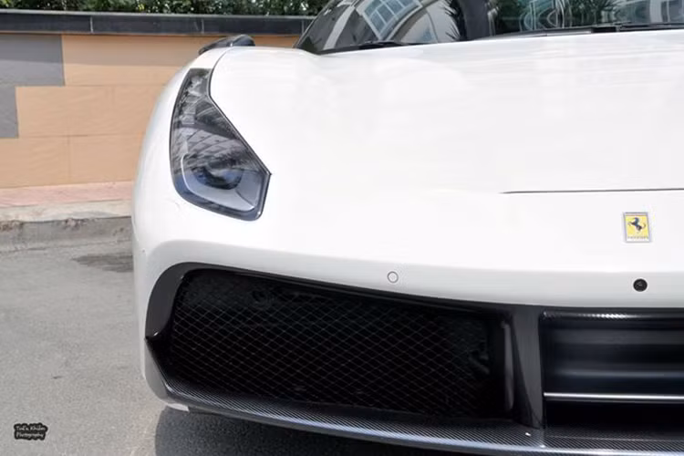 Cản trước của xe được chia làm 3 khoang riêng biệt, cụm đèn pha trước được sử dụng hệ thống đèn LED cường độ cao nhằm tăng độ sáng. Ngoài ra, 2 hốc gió cỡ lớn bên hông kết hợp cùng những đường gân nổi mang đến ngoại hình dữ dằn cho kẻ kế nhiệm Ferrari 458 Italia.