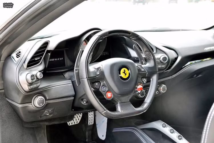 Bên trong khoang lái đậm chất thể thao, tông đen được sử dụng làm màu sắc chủ đạo. Các đường chỉ khâu màu trắng hay logo ngựa chồm trên tựa ghế màu trắng làm điểm nhấn. Các nút điều khiển được mạ crôm sáng bóng hay một số chi tiết được làm từ chất liệu sợi carbon.