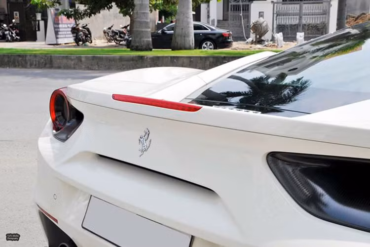 Điểm nhấn ở phần đuôi xe còn có đèn phanh dạng LED 12 bóng nằm giữa, có thiết kế tương tự như những xe đua F1. Cùng với đó là cánh gió sau đặt bên dưới có thể điều chỉnh nên có thể bỏ cánh gió nằm phía trên.