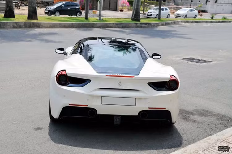 Điểm khác biệt rõ nét nhất trên chiếc siêu xe Ferrari 488 GTB này chính là việc hai ống xả được tách biệt hoàn toàn, họng pô cũng lớn hơn trong khi trên 458, cụm ống xả ba họng được đặt ở giữa cản sau.