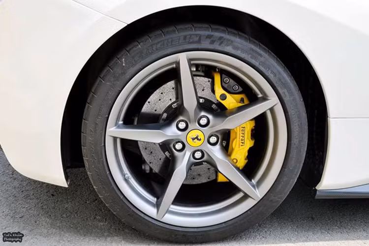 Đối lập với ngoại thất trắng muốt là la-zăng 5 chấu đơn cỡ 20 inch hình ngôi sao thể thao cả trước và sau được sơn màu đen mờ với logo Ferrari màu vàng chính tâm. Lốp 245/35 phía trước và 305/30 phía sau. Ferrari cũng đã trang bị hệ thống phanh carbon-gốm hiệu suất cao do Brembo sản xuất cho siêu xe này.