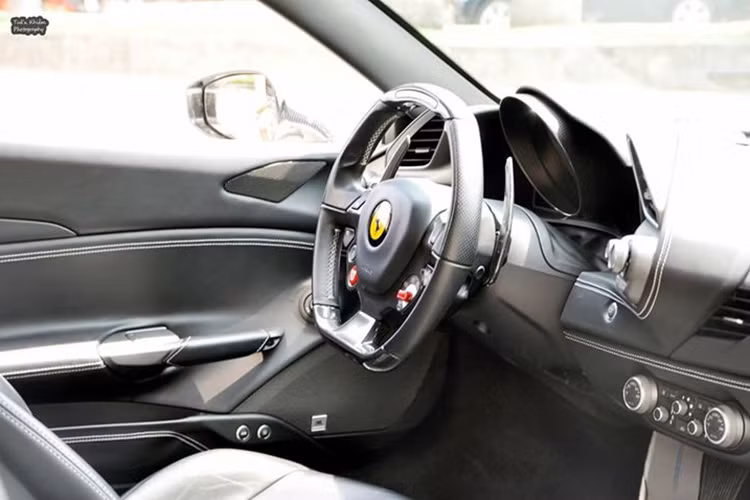 Vô-lăng thể thao với nhiều nút bấm quen thuộc trên các "siêu ngựa" nhà Ferrari. Trong đó, nút khởi động màu đỏ được đặt góc bên trái. Bên phải là các chế độ lái của Ferrari 488 GTB được điều khiển thông qua nút gạt. Tất nhiên, không thế thiếu cụm lẫy chuyễn số phía sau vô lăng.