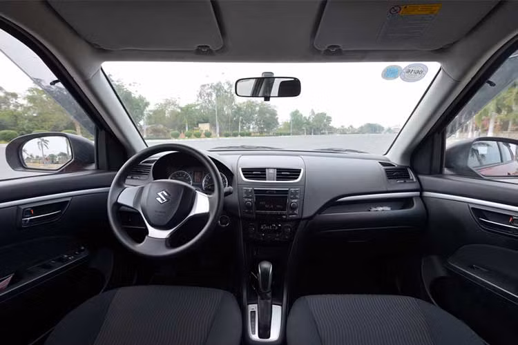 Celerio có những trang bị tiêu chuẩn như vô lăng trợ lực điện, dàn âm thanh 2 loa, dây đai an toàn ở ghế lái và 2 túi khí. Đầu đĩa 2-DIN với 4 loa, khóa cửa trung tâm, cửa sổ chỉnh điện, vô lăng gật gù, gương ngoại thất chỉnh điện. Hệ thống chống bó cứng phanh ABS cũng như phân bổ lực phanh điện tử EBD cũng được tích hợp.