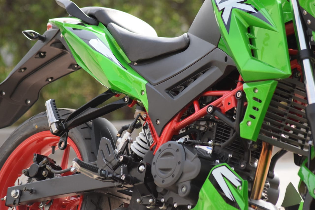 Động cơ trên chiếc xe máy Sigma Rokk 200 của thương hiệu Trung Quốc này có thiết kế khá nhỏ chỉ 189cc, hộp số 5 cấp và vẫn làm mát bằng gió. Hơn nữa, chiếc Sigma Rokk 200 chỉ được bảo hành trong 1.500km đầu tiên, đồng nghĩa rằng xe vừa chạy hết roda sẽ hết bảo hành.