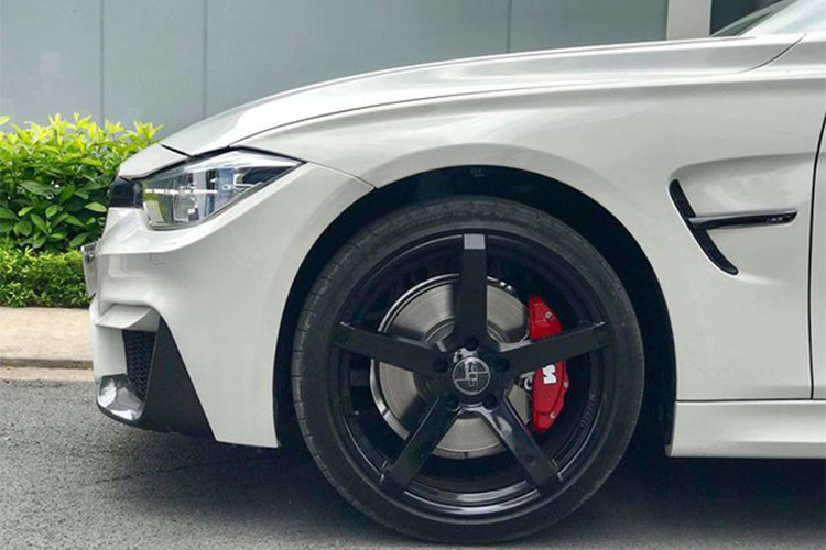 Chiếc xe BMW 330i 2016 trong bài này được thêm bộ mâm 5 chấu cỡ lớn được sơn đen, đuôi cá dạng carbon, bộ bodykit thể thao M3 Performance với 2 ống xả kép Akrapovic chia đều sang 2 bên. Nhìn chung chiếc xe này được độ lại nhẹ nhàng phần ngoại hình trở nên phong cách và khác biệt với những chiếc 3-Series khác trên đường.