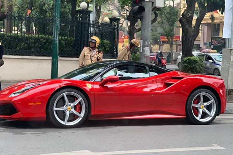 Mới đây, chiếc siêu xe Ferrari 488 GTB màu đỏ mới được đưa về Việt Nam vào hồi đầu năm 2019 đã bị bắt gặp trong tình cảnh 2 cảnh sát đang ra hiệu lệnh dừng xe để kiểm tra ngay trên đường phố Hà Nội. Sự việc này nhanh chóng thu hút nhiều sự chú ý của người dân đi đường.