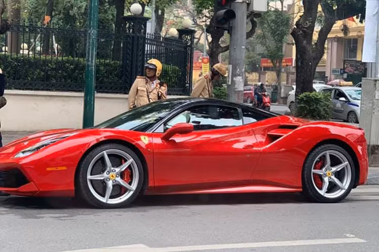Mới đây, chiếc siêu xe Ferrari 488 GTB màu đỏ mới được đưa về Việt Nam vào hồi đầu năm 2019 đã bị bắt gặp trong tình cảnh 2 cảnh sát đang ra hiệu lệnh dừng xe để kiểm tra ngay trên đường phố Hà Nội. Sự việc này nhanh chóng thu hút nhiều sự chú ý của người dân đi đường.