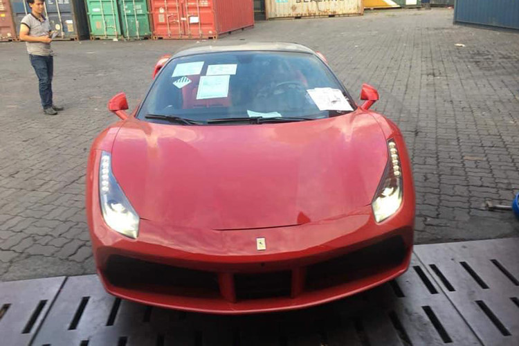 Lý do cho sự khác biệt này chính là chiếc siêu xe Ferrari 488 GTB đỏ rực mới được đem về Việt Nam đầu năm 2019 được nhập khẩu từ thị trường Mỹ, trong đó, các chiếc Ferrari ở đây đều bị yêu cầu phải tích hợp thêm đèn xi-nhan bên hông để đảm bảo an toàn.