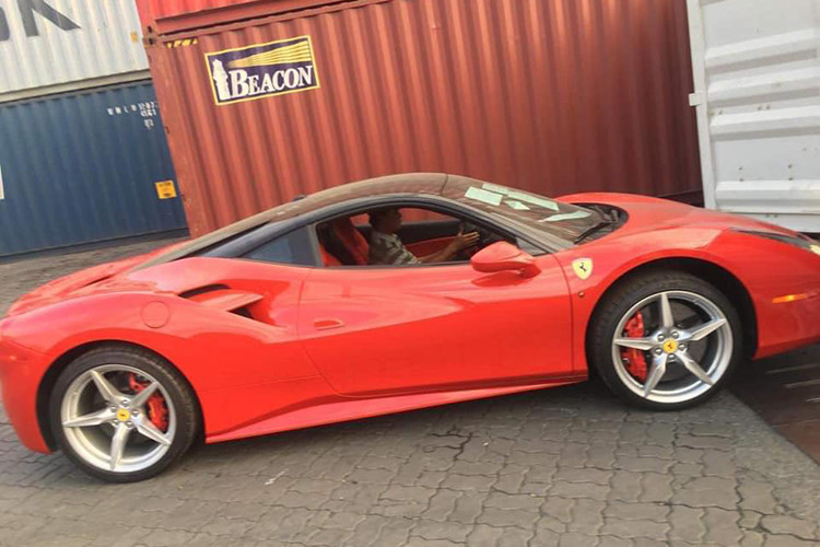 So với khoảng 4 chiếc Ferrari 488 GTB khác mang màu sơn đỏ đang có mặt tại Việt Nam, "siêu ngựa" bị cảnh sát "tuýt còi" ngay trên đường phố Hà Nội trong những ngày Xuân Kỷ Hợi 2019 có sự khác biệt ở ngoại hình rất dễ nhận ra, đó chính là bên hông xe có tích hợp thêm đèn xi-nhan.