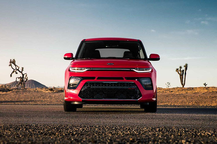 Dù đã bước sang thế hệ mới nhưng Kia Soul 2020 mới vẫn giữ nguyên thiết kế tổng thể vuông vắn và lạ mắt như cũ. Thay vào đó, hãng Kia chỉ bổ sung một số chi tiết thiết kế mới cho mẫu xe Hàn Quốc này. Cụ thể, phần đầu xe được thiết kế như đến từ tương lai, đặc biệt ở cụm đèn pha thanh mảnh nằm trên dải đèn LED định vị ban ngày.