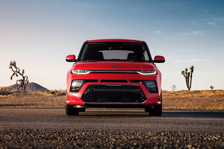 Dù đã bước sang thế hệ mới nhưng Kia Soul 2020 mới vẫn giữ nguyên thiết kế tổng thể vuông vắn và lạ mắt như cũ. Thay vào đó, hãng Kia chỉ bổ sung một số chi tiết thiết kế mới cho mẫu xe Hàn Quốc này. Cụ thể, phần đầu xe được thiết kế như đến từ tương lai, đặc biệt ở cụm đèn pha thanh mảnh nằm trên dải đèn LED định vị ban ngày.